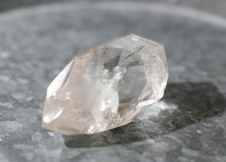 【麗しき魔法使い】虹入り クリアクォーツ 宝石カット 台座付き
