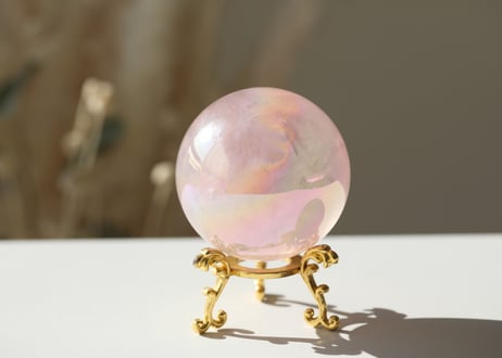 【ハートが輝く】虹入り エンジェルオーラ ローズクォーツ スフィア 金の台座付き