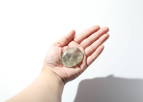 【溶けてひとつになる】グリーンアメジスト 握り石