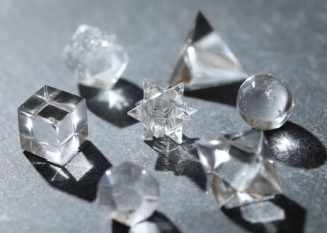 【魔法のクリスタル】ガネッシュヒマール産水晶　幾何学７個セット小 ラクタ箱入り
