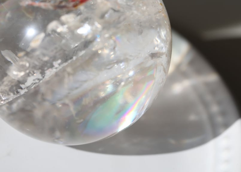 虹色の泉】トカンティンス産 虹入りクリアクォーツスフィア ヘマタイト