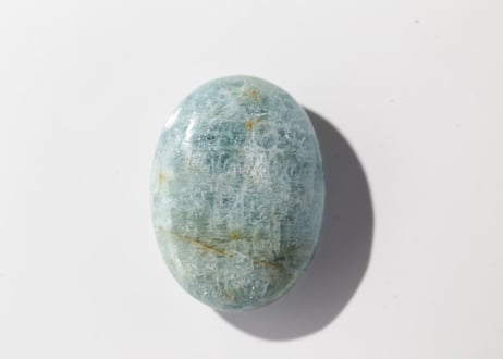 【奥底の思い】虹入り アクアマリンの小さな握り石