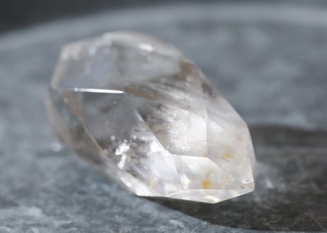 【麗しき魔法使い】虹入り クリアクォーツ 宝石カット 台座付き