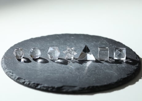 【魔法のクリスタル】ガネッシュヒマール産水晶　幾何学７個セット小 ラクタ箱入り