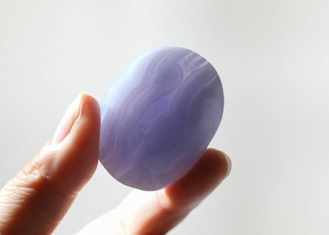 【海に抱かれて】ブルーレースアゲートの小さな握り石