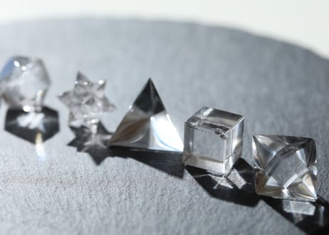 【魔法のクリスタル】ガネッシュヒマール産水晶　幾何学７個セット小 ラクタ箱入り