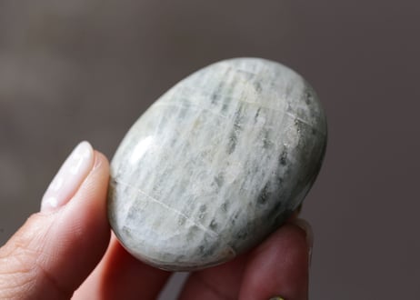 【風になる】アクアマリン 小さな握り石