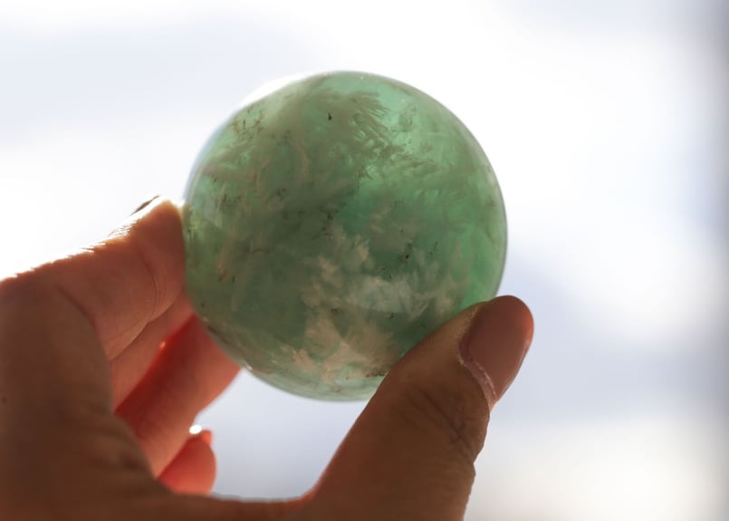 あなたの羽】スノーフレークグリーンフローライト スフィア