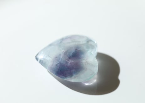 【永遠に広がる海】虹入り ブルーフローライト ハート