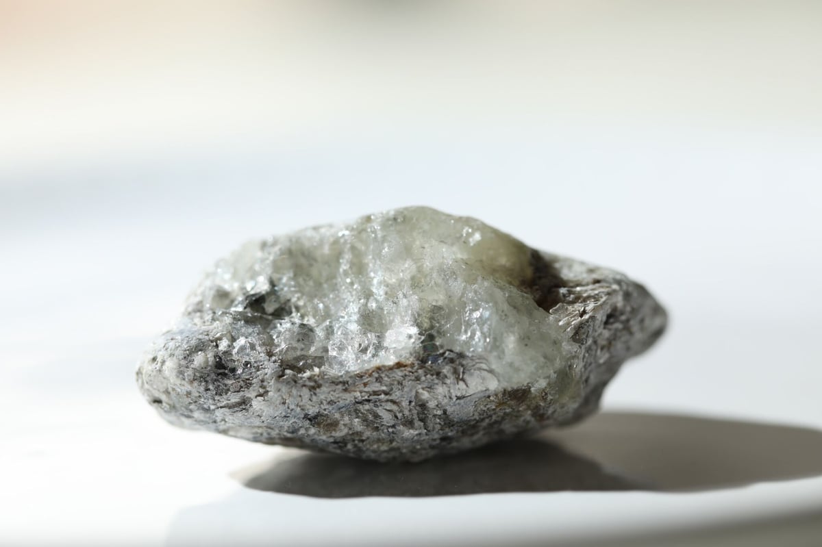 手のひらの奇跡】ロシア産 虹入りフェナカイト | Y.S.Y24