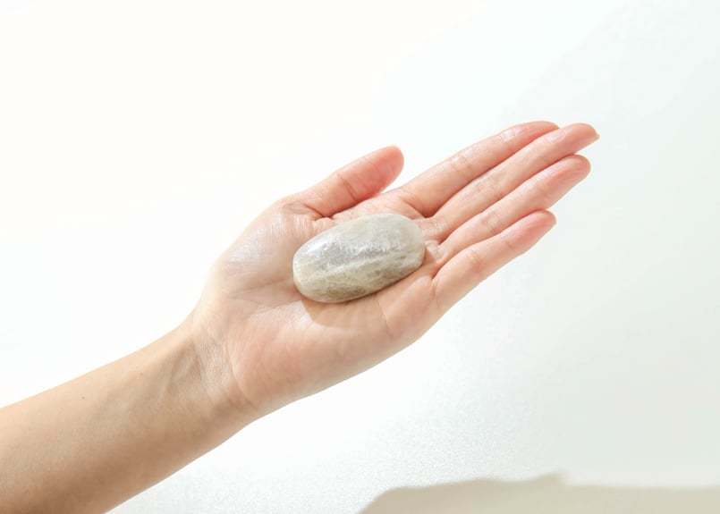 月のお手当て】ムーンストーン 握り石 | Y.S.Y24