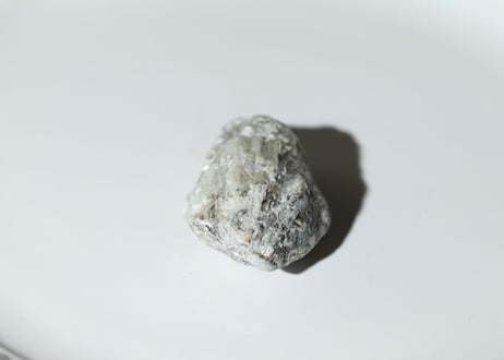【手のひらの奇跡】ロシア産 虹入りフェナカイト