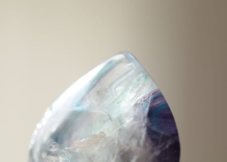 【永遠に広がる海】虹入り ブルーフローライト ハート