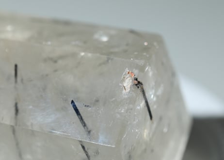 【神聖なる光の柱】虹入りスモーキーブラックトルマリンインクォーツ