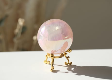 【ハートが輝く】虹入り エンジェルオーラ ローズクォーツ スフィア 金の台座付き