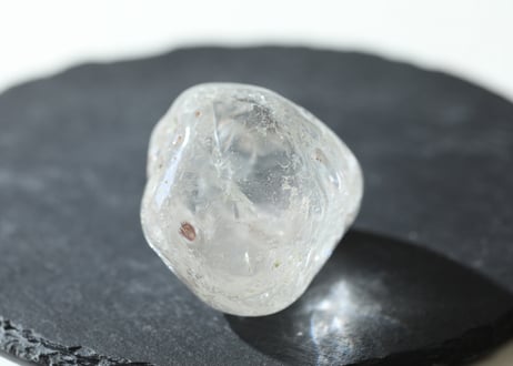 【やさしくつつむ】虹入り 手磨き 水晶