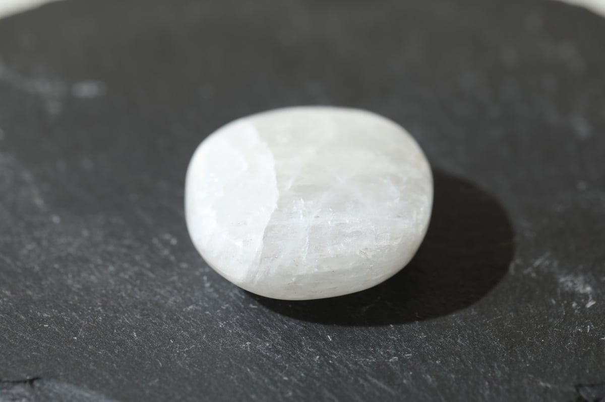 ヒーラーとしての使命】ロシア産ナトロライト 握り石 | Y.S.Y24