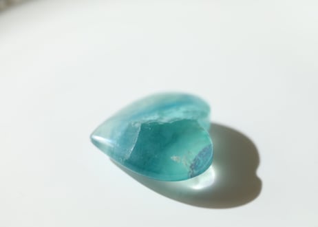 【透明な海】虹入り ブルーフローライト ハート
