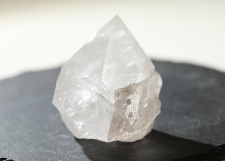 【神聖さを思い出す】虹入り クリアクォーツ ハーフポリッシュ