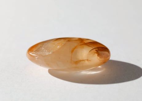 【光彩を集める】虹入り ヘマタイトインクォーツ タンブル