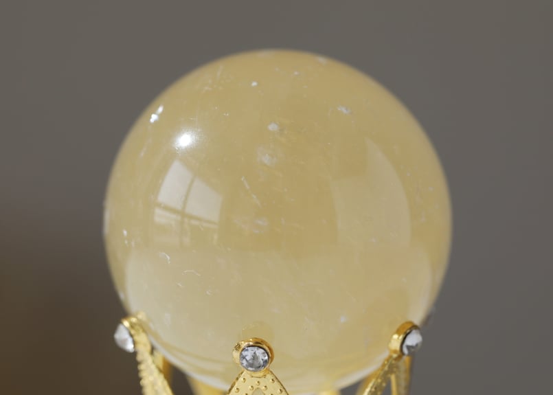 abundance】虹入り ゴールデンカルサイト スフィア 王冠の台座付き