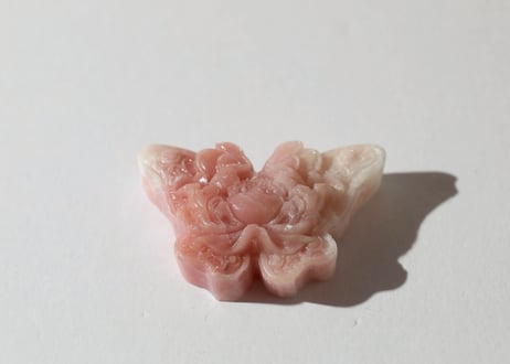 【祝福の花】ピンクオパール 蝶と蓮の花