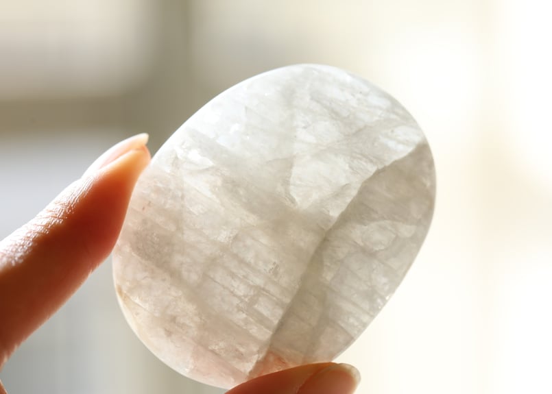 ヒーラーとしての使命】ロシア産ナトロライト 握り石 | Y.S.Y24