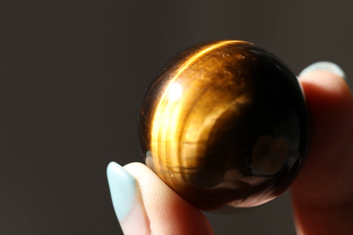 タイガーアイスフィア♡大サイズ♡金運♡仕事運♡1.2kgオーバー♡No.1427 金を呼び込む】タイガーアイ スフィア | Y.S.Y24