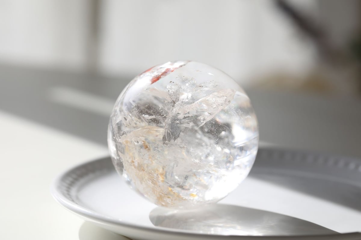 虹色の泉】トカンティンス産 虹入りクリアクォーツスフィア ヘマタイト