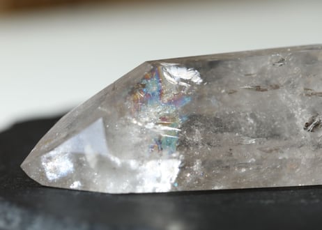 虹入りクリアクォーツ ダブルターミネーテッド ルチル入り【脈打つ】