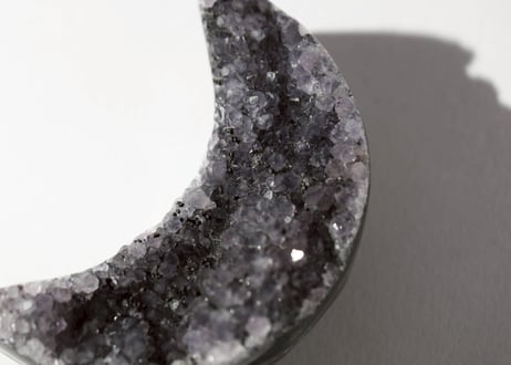 【宇宙の結晶】アメジスト クラスターの月 台座付き