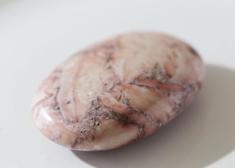 【クンダリーニクイーン】ピンクジャスパーの握り石