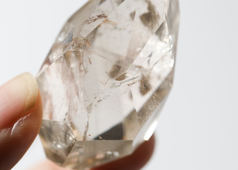 light magic】虹入り ライトスモーキークォーツ 宝石カット 台座付き