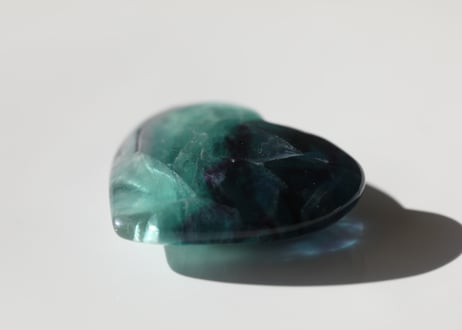 【叡智の風】虹入り フローライト ハート