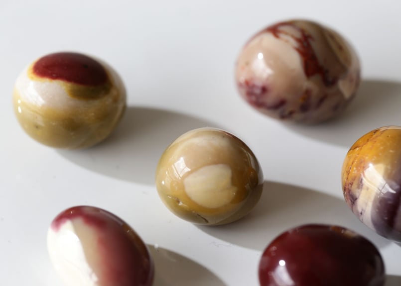 天然ムーカイトジャスパー　球体置物 木製台座付き 天然ムーカイトジャスパー 球体置物 木製台座付き