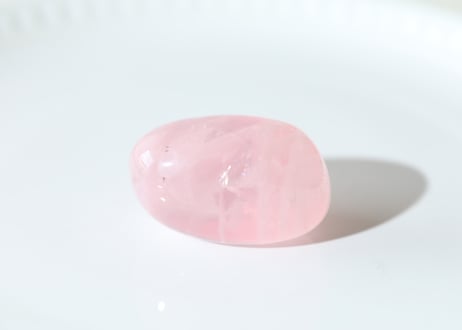 【gratitude】虹入り ハイクオリティ ローズクォーツ タンブル