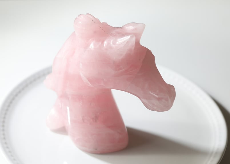 【希少】ローズクォーツ2kg ペガサス 馬 一刀彫 土台付き 粉晶 2Kgローズクォーツ手彫り龍[T583-1118]