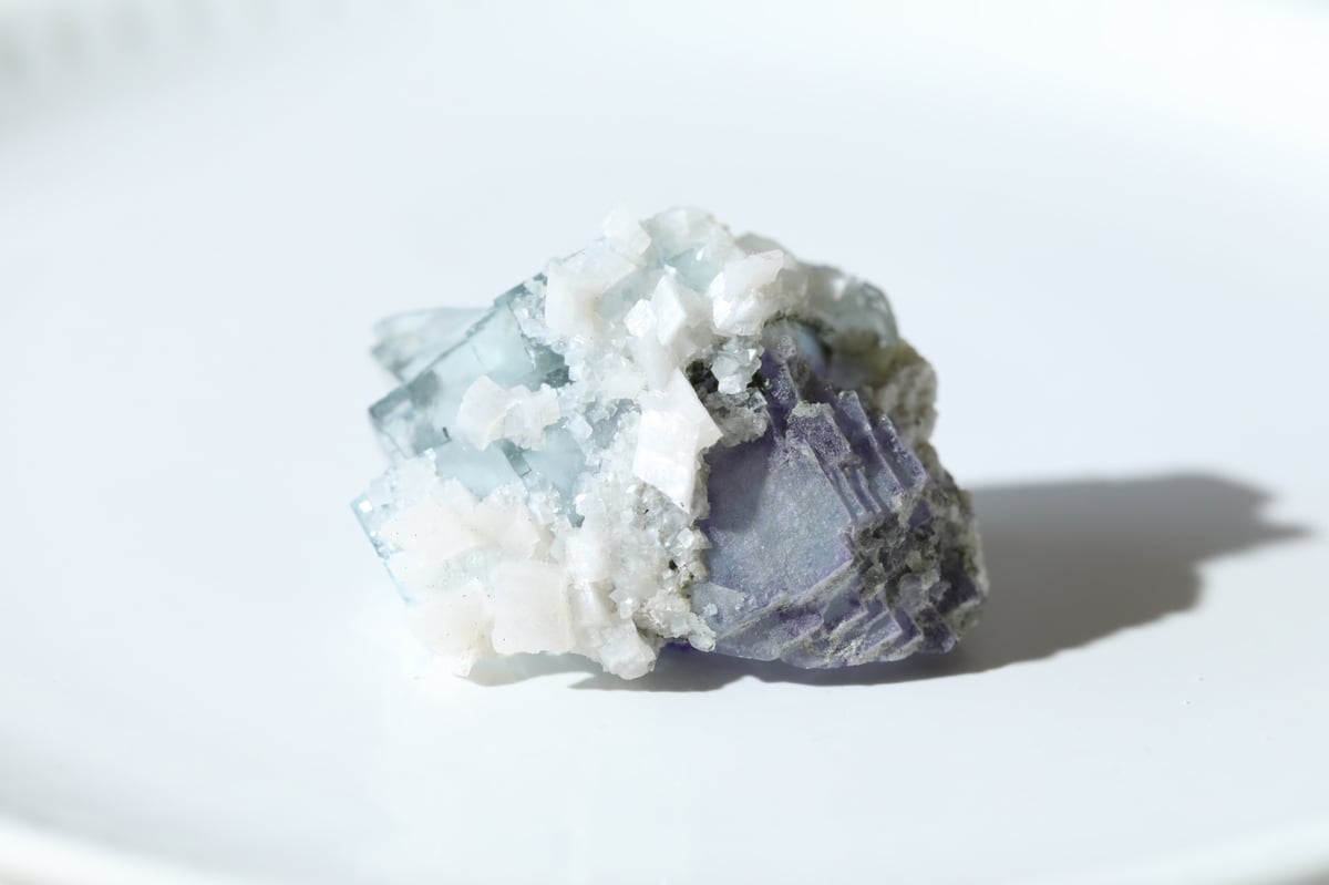 << 大幅値下げ >> ブルーフローライトスカル 妖精とあそぶ】ブルーフローライト with カルサイト | Y.S.Y24