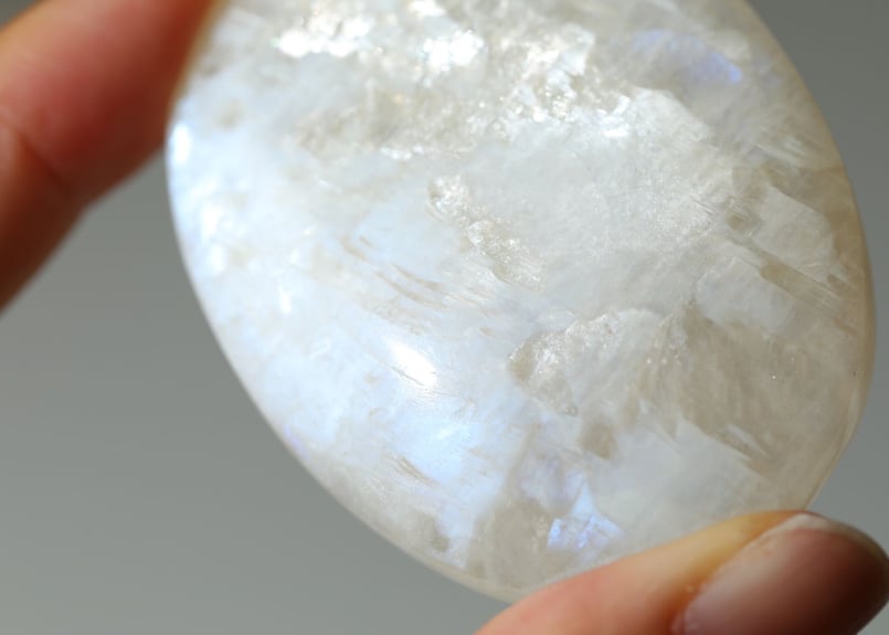 希少　高品質　ホワイトスコレサイト　BIGハート　握り石　ムーンストーン好きにも 希少 高品質 ホワイトスコレサイト BIGハート 握り石 ムーン