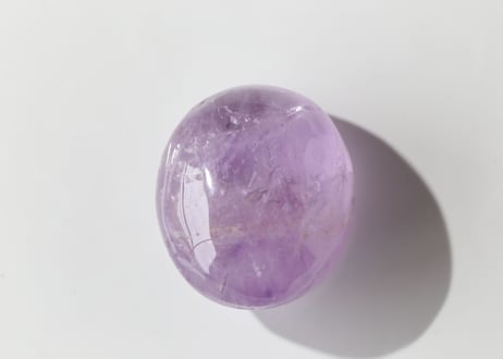 【宇宙】ハイクオリティ 虹入りアメジストの握り石