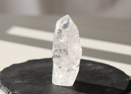 【静かさに燃える】虹入り クリアクォーツ ファイヤーフォルム