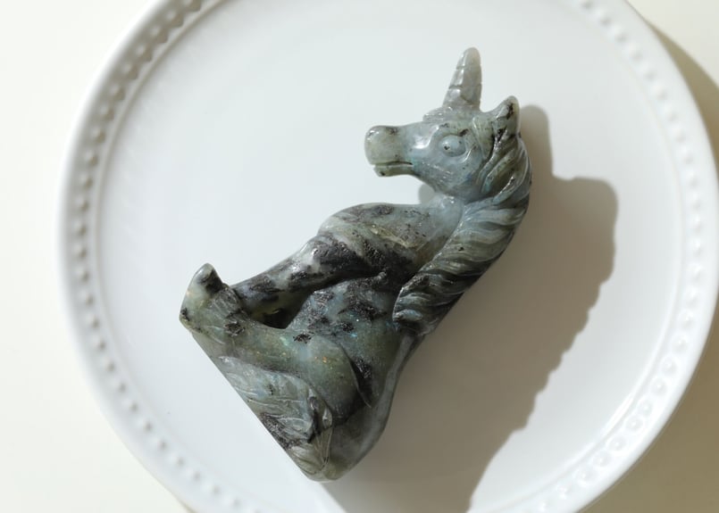 あなたを見てる】ラブラドライトの座ったユニコーン | Y.S.Y24