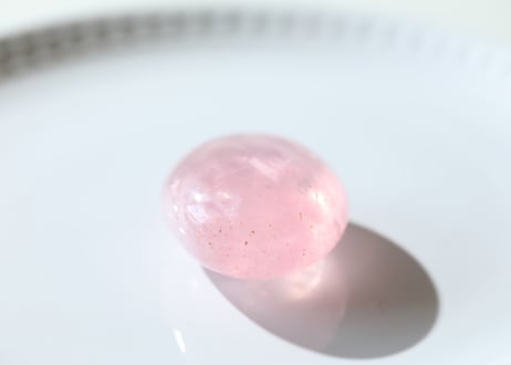 【美しい香り】虹入り ハイクオリティ ローズクォーツ 小さな握り石