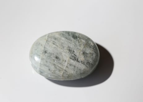 【風になる】アクアマリン 小さな握り石