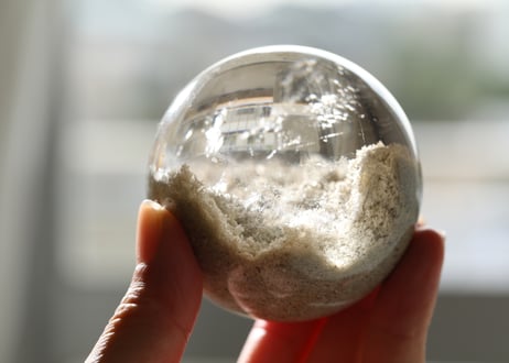 技封入❣️【風水を整える】虹入り ホワイトガーデンクォーツ スフィア 金のスフィア台付き ※イベントクーポン使用不可