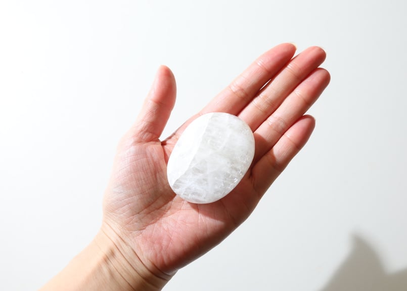 ヒーラーとしての使命】ロシア産ナトロライト 握り石 | Y.S.Y24