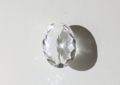 【光を思い出す】クリアクォーツ 宝石カット