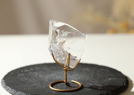 【ハイクオリティ】虹入り レムリアンシード 磨き 台座付き
