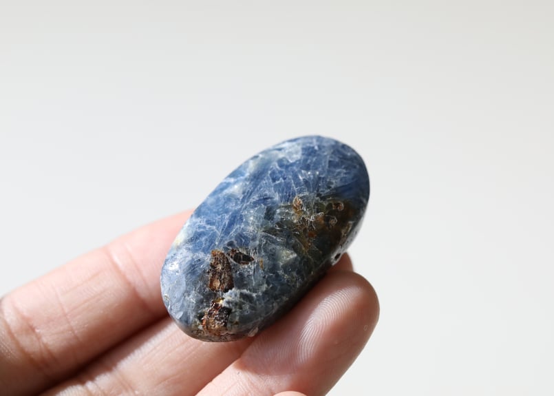 悟りのシッディ入り】インディゴカイヤナイト 握り石 | Y.S.Y24