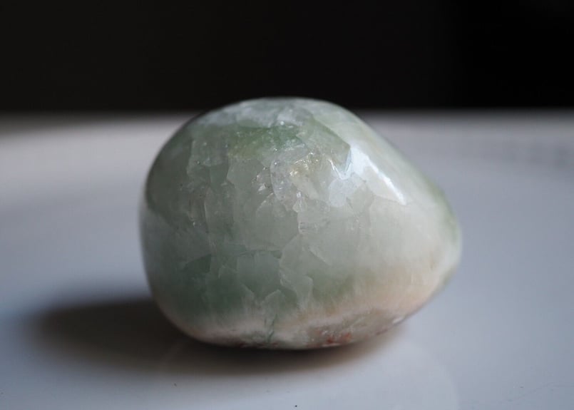 レア〉グリーンアポフィライトの小さな握り石 | Y.S.Y24